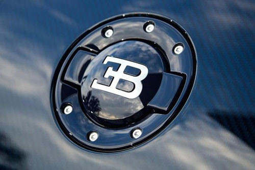 Chữ EB được dập trên nhiều bộ phận của xe là tên viết tắt của nhà sáng lập thương hiệu Bugatti, ông Ettore Bugatti. Trong khi đó, từ Veyron có trong tên của phiên bản đặc biệt này là chỉ Pierre Veyron, một kỹ sư, nhà thử xe, và một tay lái xe đua của hãng.