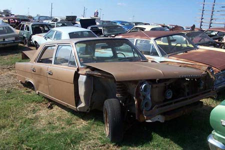 Để được thỏa sức ngắm những chiếc xế cổ han gỉ, khách tham quan phải mua vé vào khoảng 5 USD. Đương nhiên, đây là cái giá không hề đắt nếu muốn chiêm ngưỡng một phần trong lịch sử ngành công nghiệp xe hơi Mỹ.