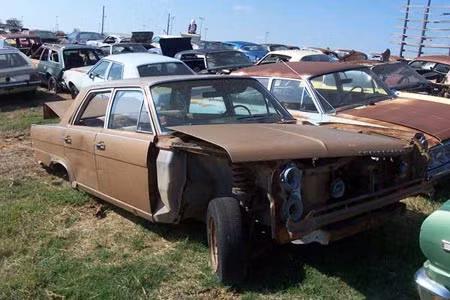 Để được thỏa sức ngắm những chiếc xế cổ han gỉ, khách tham quan phải mua vé vào khoảng 5 USD. Đương nhiên, đây là cái giá không hề đắt nếu muốn chiêm ngưỡng một phần trong lịch sử ngành công nghiệp xe hơi Mỹ.