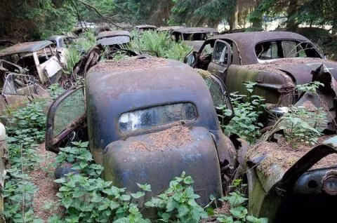 Những chiếc xe này của các binh sĩ Mỹ từng làm nhiệm vụ tại đây. Khi Chiến tranh Thế giới thứ II kết thúc, tất cả các binh sĩ quay trở về Mỹ và họ không thể vận chuyển những chiếc xe theo cùng khi chi phí quá đắt đỏ.