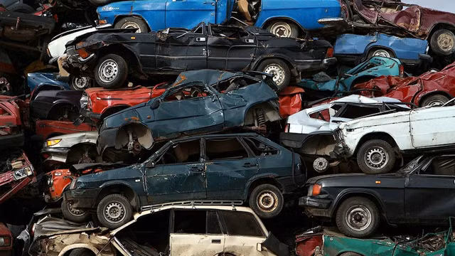 Hầu hết, những chiếc xe cổ lỗ sĩ ở bãi xe này đã bị tống tiễn ra khỏi đường phố nước Nga từ lâu, nhưng đã có thời, nó từng là niềm mơ ước của cả một thế hệ.