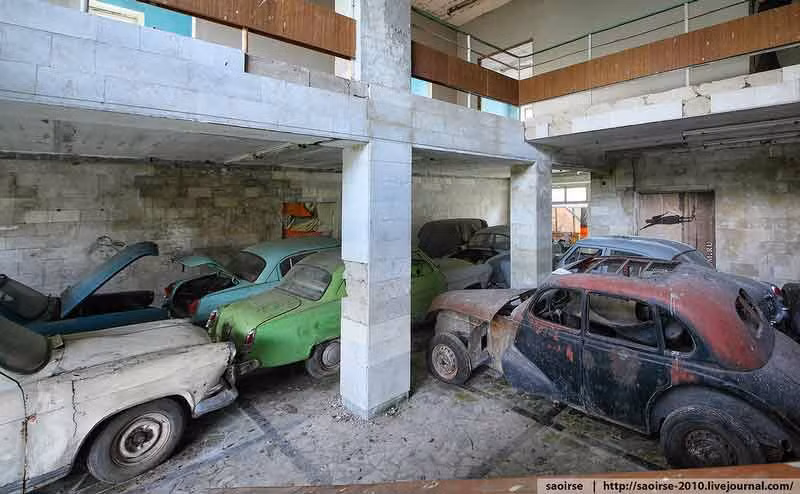 Tại nghĩa địa này, có rất nhiều các loại xe hơi đời cổ bị chủ nhân vứt bỏ, biến thành một đống đổ nát tồi tàn.