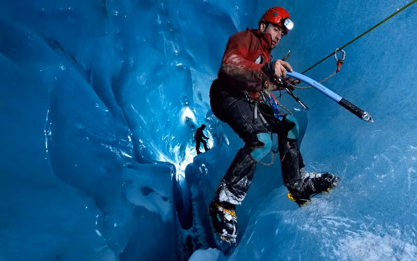 Với những vách đá, dốc băng trơn trượt khiến việc leo vào bên trong những hang băng trở nên vô cùng khó khăn.