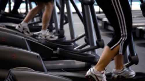 4. Tập thể dục. Vận động mạnh sau khi ăn dễ dẫn đến bệnh đau dạ dày. Bởi trong thời gian từ 1 đến 3 tiếng, máu phải đổ dồn về cơ quan tiêu hóa để làm nhiệm vụ "xử lý" thức ăn. Khi ta vận động mạnh trong khoảng thời gian này, buộc lượng máu phải phân bổ nhiều cho cơ bắp, dẫn đến máu không đủ cho cơ quan tiêu hóa, ảnh hưởng đến công năng của dạ dày, dễ gây bệnh đau dạ dày.