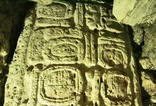 Bia đá được chạm khắc những chữ tượng hình cổ của người Maya, là những manh mối hé lộ cho loài người bí ẩn về nền văn minh của họ. Bia đá được chạm khắc những chữ tượng hình cổ của người Maya, là những manh mối hé lộ cho loài người bí ẩn về nền văn minh của họ.