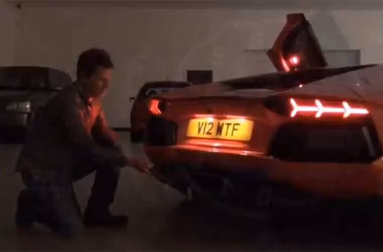 Người đàn ông này bắt đầu thực hiện nướng xúc xích.