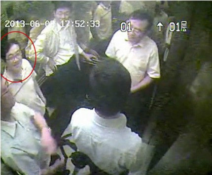 Hình ảnh các quan chức Thượng Hải bị camera ghi lại.