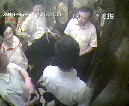 Hình ảnh các quan chức Thượng Hải bị camera ghi lại.