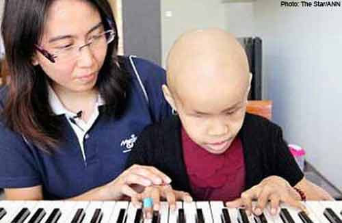 Tổng cộng, cô bé đã trải qua 8 đợt hóa trị liệu tại Singapore, sau đó, bay sang Canada để điều trị thêm.Chị Pan cho biết, việc điều trị hóa trị liệu của Zixuan diễn ra quá mạnh mẽ khiến cô bé suýt mất mạng. Zixuan gần như đã chết khi cô bị một cú sốc dị ứng nghiêm trọng với thuốc. Cô bé nhanh chóng được gửi đến phòng chăm sóc đặc biệt và cô bé phải chiến đấu với một đoạn đường hô hấp sưng lên và bị sốt.