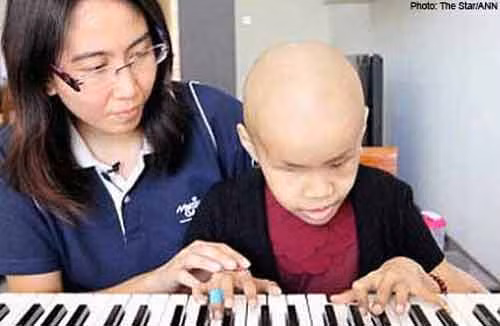 Tổng cộng, cô bé đã trải qua 8 đợt hóa trị liệu tại Singapore, sau đó, bay sang Canada để điều trị thêm.Chị Pan cho biết, việc điều trị hóa trị liệu của Zixuan diễn ra quá mạnh mẽ khiến cô bé suýt mất mạng. Zixuan gần như đã chết khi cô bị một cú sốc dị ứng nghiêm trọng với thuốc. Cô bé nhanh chóng được gửi đến phòng chăm sóc đặc biệt và cô bé phải chiến đấu với một đoạn đường hô hấp sưng lên và bị sốt.