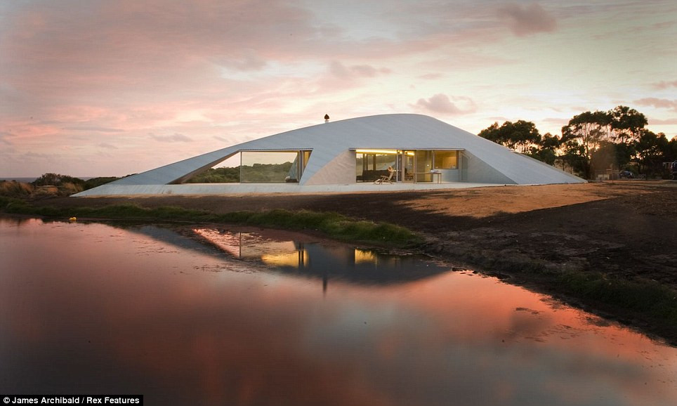 Tòa nhà có cảnh quan tuyệt đẹp nhìn ra biển.