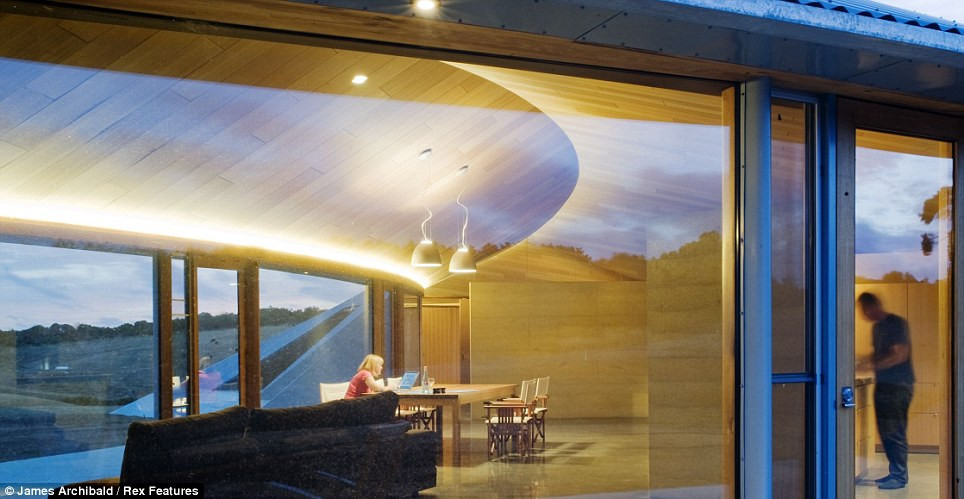 Tòa nhà mang lại cho người chủ sở hữu cảm giác hòa nhập và sống cùng với môi trường tự nhiên tuyệt đẹp.