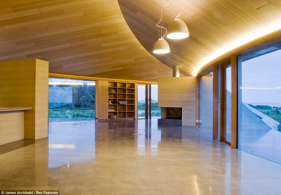 Công trình này tiêu tốn nhiều vật liệu, đặc biệt là sỏi. Tòa nhà được xây dựng từ vật liệu tự nhiên gồm gỗ trò và đá xanh được khai thác ở địa phương.