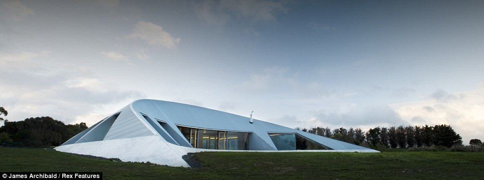 Ngôi nhà tuyệt đẹp có cửa sổ kính lớn để chủ sở hữu ngắm nhìn quang cảnh thiên nhiên xung quanh.