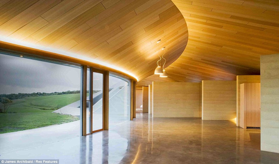 Kiến trúc sư James Stockwell giải thích: "Yêu cầu của chủ sở hữu là tòa nhà phải có tầm nhìn toàn cảnh ra bên ngoài, và nơi trú ẩn tốt. Vì vậy, ngôi nhà đã được dựng gần biển và có thể quan sát toàn bộ khung cảnh bên ngoài ở mọi hướng”.