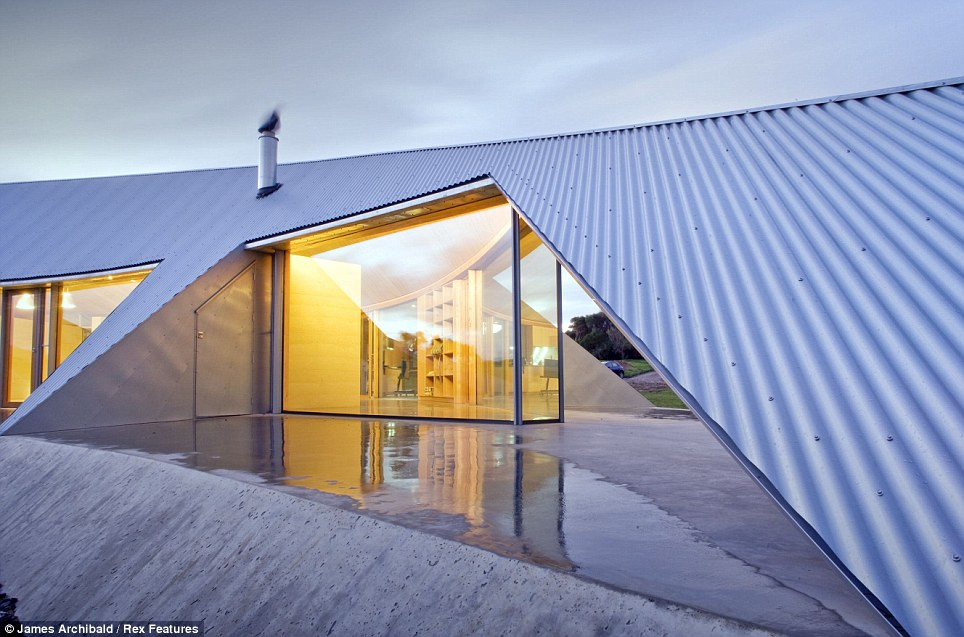 Crofthouse giống như một khu vườn được bảo vệ kiên cố, có tầm nhìn ra biển và luôn nhận được nhiều ánh sáng mặt trời nhất.