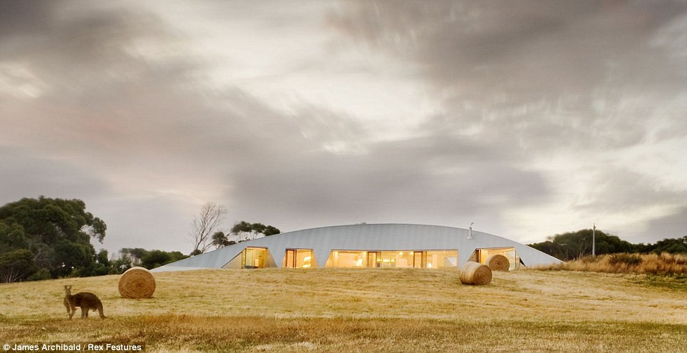 Thiết kế của Crofthouse như thể hòa quyện vào với thiên nhiên.