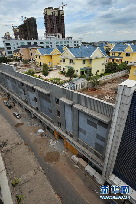 Tổng cộng có 25 căn biệt thự đã được phát hiện trên nóc của một trung tâm thương mại đồ nội thất trong thành phố Hành Dương, Trung Quốc. Diện tích mái nhà của trung tâm là gần 20.000 m2, đủ lớn để chứa các biệt thự.