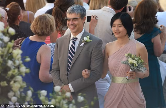 Ông trùm công nghệ Larry Page và và một phù dâu trong đám cưới của anh vợ McLain Southworth ở quảng trường thị trấn Motovun tại Croatia.