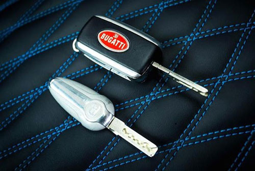 Khi mua siêu xe này, khách hàng sẽ được nhận 2 chìa khóa, một chiếc màu đỏ-đen dùng để khởi động xe và một chiếc màu bạc cho phép lái xe đạt vận tốc tối đa. Chiếc chìa khóa màu bạc được cài vào một vị trí gần chỗ ngồi của người lái.