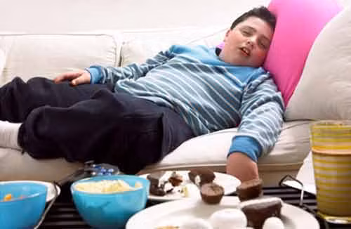 4. Nằm nghỉ. Thông thường, mọi người đều cảm thấy buồn ngủ, kèm theo cảm giác uể oải sau khi ăn.Việc ngủ ngay sau khi ăn khiến não sẽ rơi vào trạng thái ức chế, kéo theo sự ngưng nghỉ của toàn bộ cơ thể, trong đó có hệ tiêu hóa. Kéo theo đó, thức ăn không được tiêu hóa triệt để, thậm chí thực phẩm còn sót lại trong cơ quan tiêu hóa bị vi khuẩn tấn công gây ra bệnh về dạ dày, đường ruột.