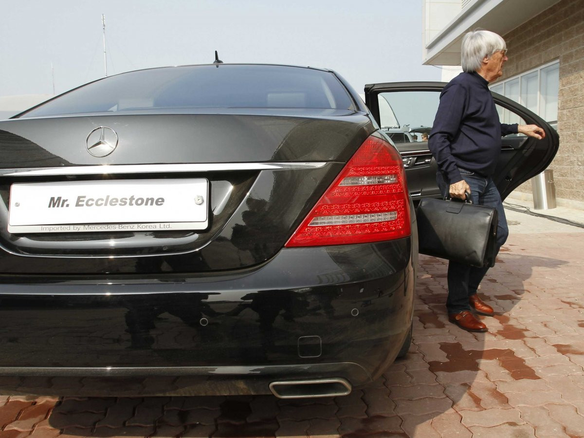 Trong năm 2007, tỷ phú F1 đã bán bộ sưu tập xe hơi đáng kinh ngạc của mình, cũng như ngôi nhà rộng lớn ở London với giá 86,6 triệu USD.