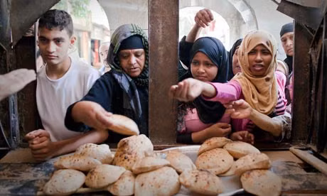 Người dân tranh giành mua bánh mì ở Thủ đô Cairo, Ai Cập.