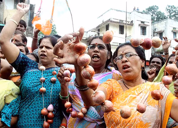 Người Ấn Độ biểu tình phản đối giá hành quá cao.