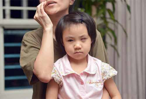 "Tôi đưa con bé đến bệnh viện để kiểm tra nhưng họ đã không thể tìm ra nguyên nhân. Một thời gian sau, có một vết mờ trắng xuất hiện trong mắt con bé và nó bắt đầu chảy nước mắt liên tục. Sau đó, tôi vội vã đưa con bé đến một chuyên gia để sàng lọc”, chị nói thêm. Ở thời điểm này, các bác sĩ đã xác định chắc chắn những gì đã xảy ra với cô bé, Zixuan được chẩn đoán bị u nguyên bào võng mạc cả 2 mắt ở giai đoạn 4.