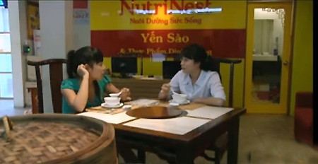 Thực khách Việt thưởng thức món yến sào.