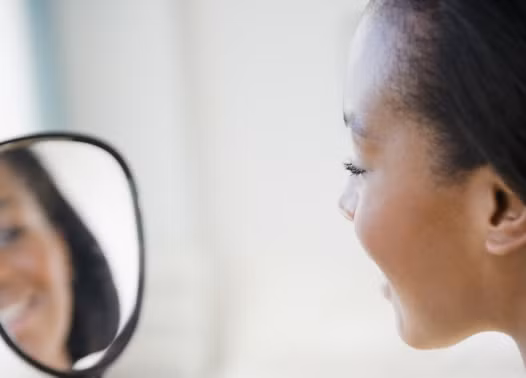  Sử dụng gương cầm tay: Thay vì đứng trước gương treo tường, hãy dùng gương cầm tay để quan sát gần hơn vùng lưng và những vùng khó thấy. Khi thấy những biểu hiện bất thường đáng nghi, hãy đến gặp bác sĩ da liễu.