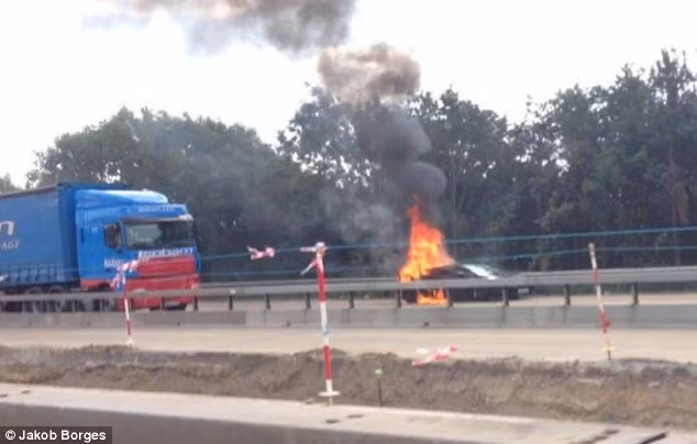 Siêu xe bốc cháy ngùn ngụt nhưng lái xe đã thoát an toàn.