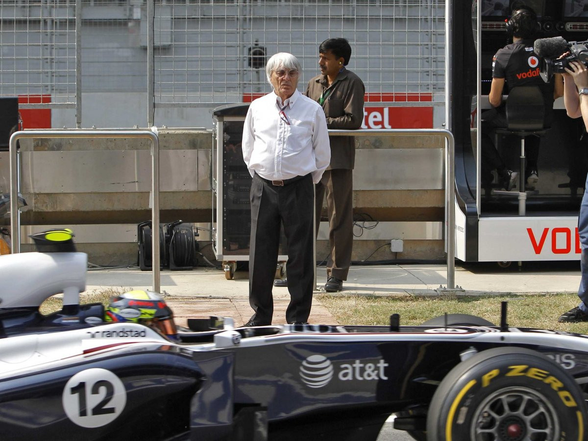 Bernard Ecclestone sinh năm 1930 tại Suffolk, Anh. Ông bỏ học năm 16 tuổi để làm việc tại một trạm xăng của địa phương và theo đuổi sở thích của mình là chế tạo mô tô. Sau đó, ông cũng mở đại lý bán xe máy và các linh kiện.