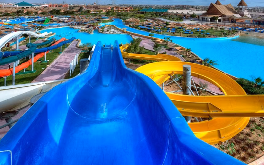 Khách sạn Jungle Aqua Park nằm trên bờ Biển Đỏ của Ai Cập, là nơi có công viên nước lớn nhất, với 35 máng trượt nước và 14 hồ bơi trong nhà.