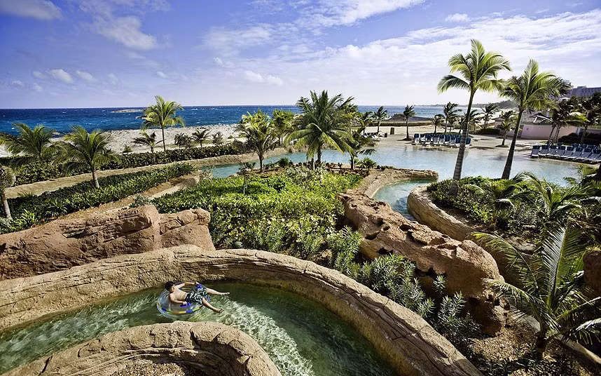 Khách sạn The Reef Atlantis có tổng cộng hơn 3.400 phòng, 40 nhà hàng, quán bar và phòng chờ. Ngoài ra, nó còn có các cơ sở vui chơi giải trí bao gồm một sòng bạc, hộp đêm và nhà hát.