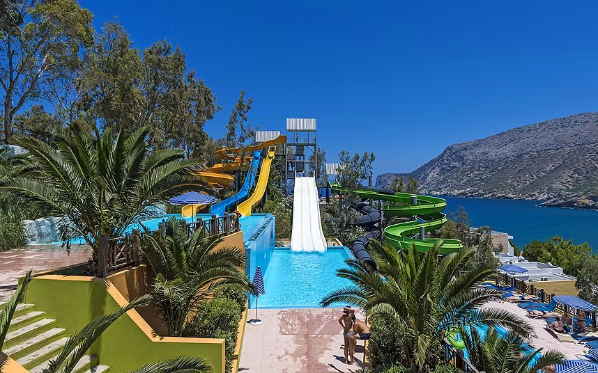 Khách sạn Fodele Beach &amp; Water Park ở Crete - đảo lớn nhất và đông dân nhất của Hy Lạp. Khách sạn này xây dựng một công viên nước với những máng trượt nước thiết kế hết sức bắt mắt và thu hút cả trẻ em lẫn người lớn.