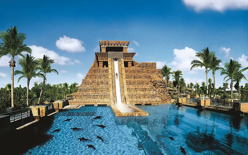 Khách sạn The Reef Atlantis ở Bahamas (quốc gia tại Tây Ấn). Khách sạn này nằm trên hòn đảo Paradise (thiên đường) có một công viên nước rộng lớn với 11 hồ bơi và một trượt nước theo chủ đề đền thờ của người Maya.