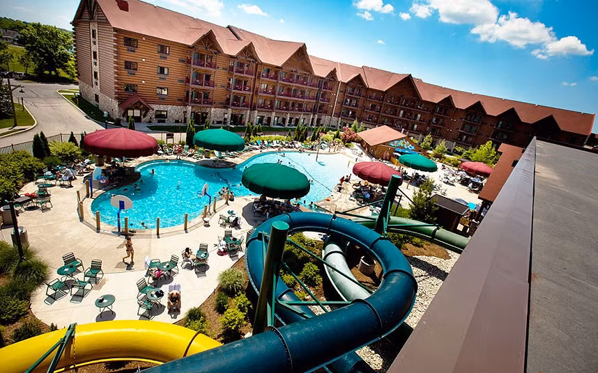 Khu nghỉ mát này có diện tích trên 9.000 m2 và các dãy phòng của nó đều được trang bị lò sưởi và bồn tắm nước nóng riêng.