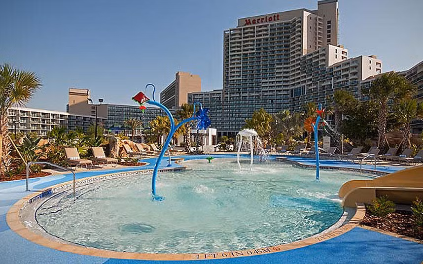 Khách sạn Orlando World Centre Marriott cũng sở hữu một sân golf 18 lỗ, một spa và một phòng tổ chức sự kiện và hội thảo rộng hơn 40.000 m2.