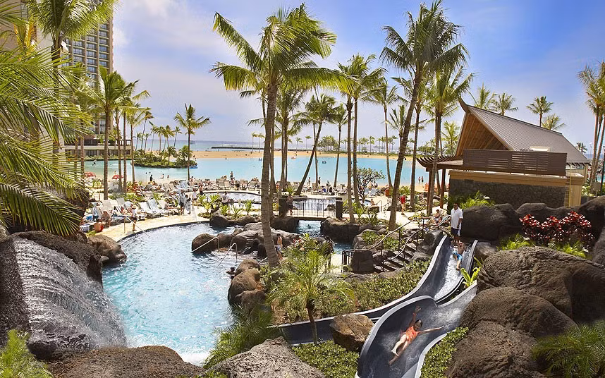 Khách sạn Hilton Hawaiian Village ở Hawaii (Mỹ). Bốn máng trượt nước và 5 hồ bơi của khách sạn Hilton Hawaiian Village cho phép du khách thỏa thích vui chơi và thư giãn.