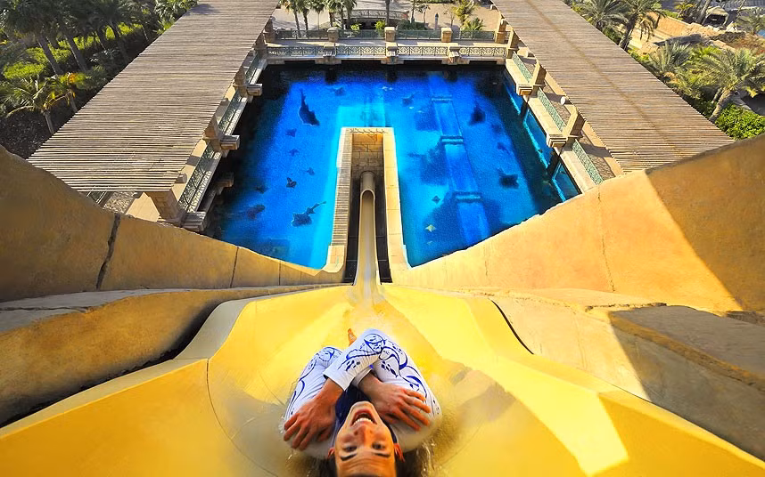 Máng trượt nước tại khách sạn Atlantis The Palm ở Dubai, các tiểu vương quốc Arab thống nhất. Nằm trên hòn đảo nhân tạo Palm Jumeirah, Công viên nước Aquaventure của khách sạn này được đánh giá là khu nghỉ mát tốt nhất ở Trung Đông. The Tower of Neptune là một trong những máng trượt nước ấn tượng nhất tại công viên này.