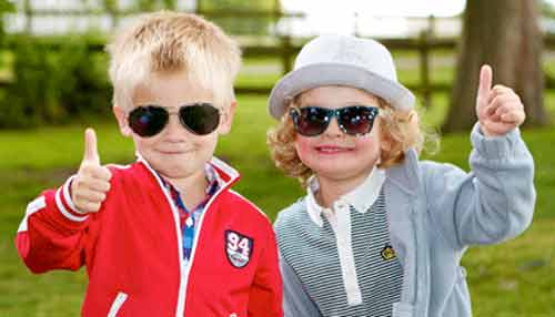 Lựa chọn kính râm cho trẻ em. Cũng như người lớn, các bé nên đeo kính râm phù hợp để bảo vệ đôi mắt khỏi ánh nắng mặt trời.