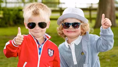 Lựa chọn kính râm cho trẻ em. Cũng như người lớn, các bé nên đeo kính râm phù hợp để bảo vệ đôi mắt khỏi ánh nắng mặt trời.