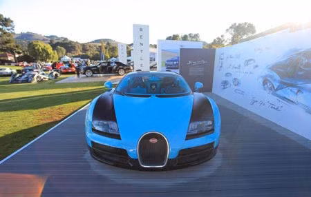 Tại Pebble Beach, hãng xe Bugatti đã trưng bày siêu phẩm Veyron Grand Sport Vitesse, siêu xe mui trần nhanh nhất hiện nay, với "bộ cánh" lấy cảm hứng từ mẫu xe huyền thoại của hãng, Type 37A 1928. Với lớp sơn chủ đạo là đen và xanh dương nhẹ nhàng, chiếc xe trông hết sức sang trọng và lịch lãm.