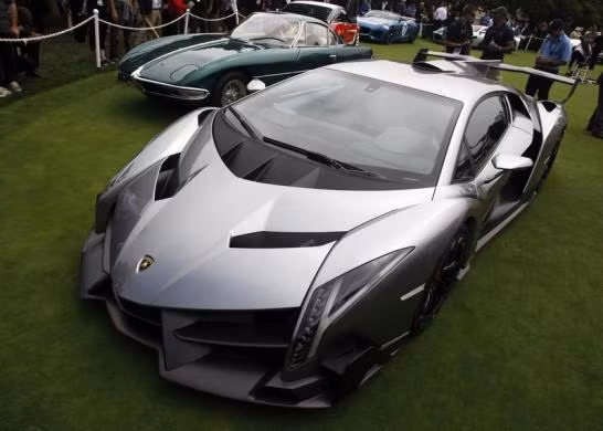 Từ việc rửa tới bảo dưỡng xe cũng đòi hòi rất nhiều công phu, thậm chí các thợ rửa xe chuyên nghiệp phải chăm sóc hết sức cẩn thận, chất liệu nào dùng đồ rửa đó.