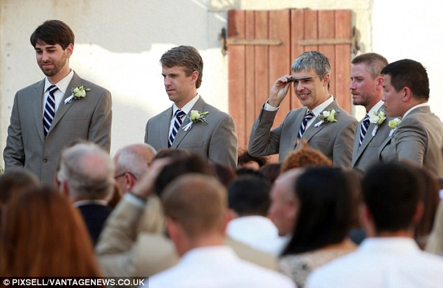 Tỷ phú này khoe sản phẩm sáng tạo Google Glass của công ty mình. Thiết bị này vẫn chưa được bán trên thị trường.