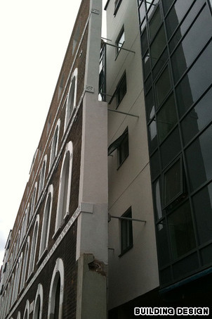 Tiếp đến là tòa nhà 465 Caledonian Road ở London cũng bị chế nhạo vì thiết kế xấu xí của nó. Theo các kiến trúc sư thì mặt tiền của tòa nhà này được thiết kế sai kỹ thuật.