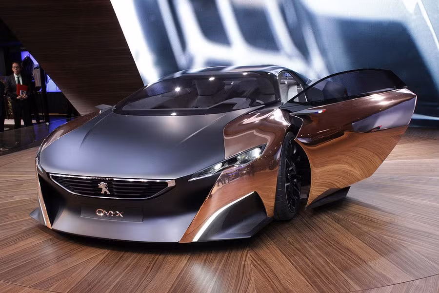 Peugeot Onyx là một siêu xe diesel-hybrid có kiểu dáng đơn giản, thanh thoát, tinh tế và rất hiện đại. Siêu xe này của Peugeot được xây dựng theo phong cách mới, cửa xe được làm bằng tay từ tấm đồng nguyên chất. Trong khi đó, tất cả các bộ phận còn lại của khung vỏ đều được làm từ sợi carbon khiến trọng lượng của xe chỉ vào khoảng 1.100 kg, rất nhẹ.