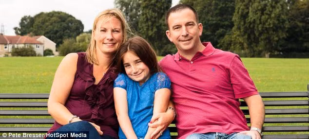 Bố mẹ của Zoe chụp ảnh cùng cô con gái.