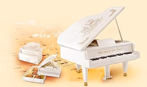 Hộp bánh Trung thu hình chiếc đàn piano trắng, nắp đàn in hình mèo Kitty xinh xắn.